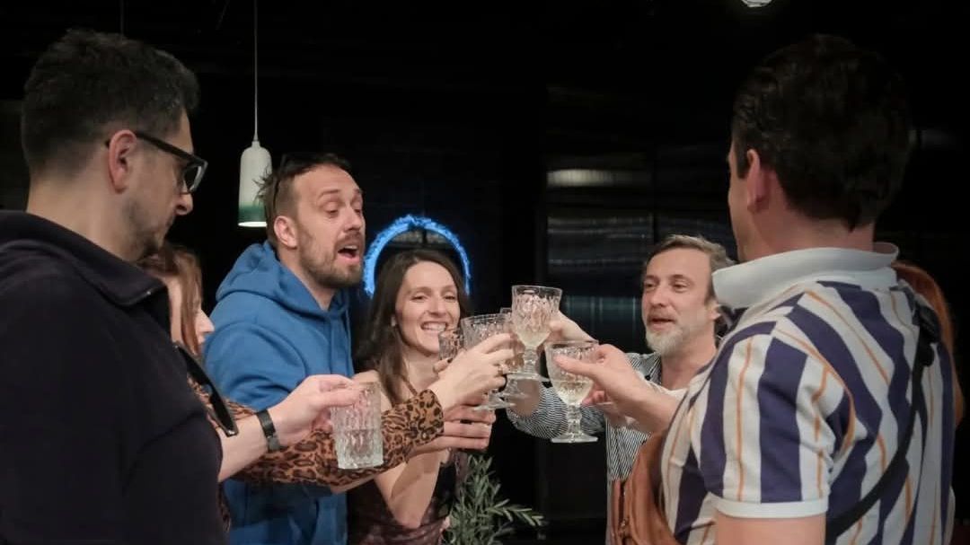 "Potpuni stranci" je priča o sedam prijatelja koji tokom jedne večere odlučuju igrati naizgled bezazlenu igru 