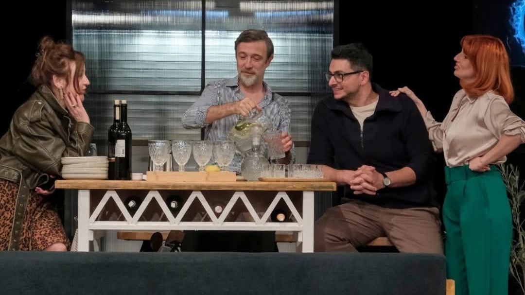 "Potpuni stranci" je priča o sedam prijatelja koji tokom jedne večere odlučuju igrati naizgled bezazlenu igru 