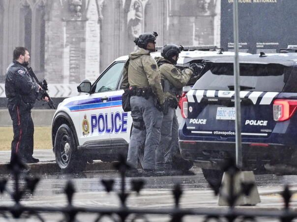 Nakon što je policija obezbijedila zgradu zaposleni su evakuisani, a ulice oko kompleksa gdje se nalazi parlament bile su ispražnjene, a saobraćaj obustavljen.