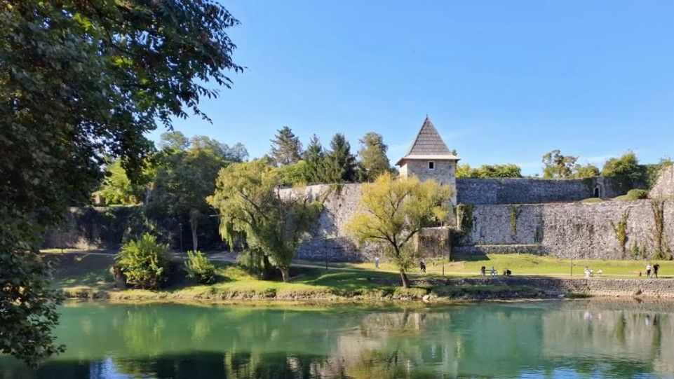Dodao je da će njegovo ministarstvo uputiti dodatne garancije kako bi se pokušali umanjiti negativni efekti na turizam