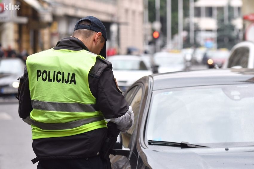 Pazite gdje parkirate! Policija u FBiH više ne kači kazne na vozilima. Čekajte poštara na vratima