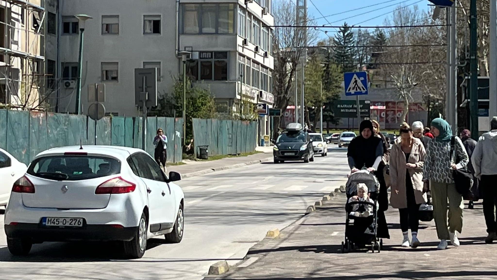 Uz osmijehe i lagane korake, mnogi su uživali u toplim zracima, ispijajući kafu na terasama ili jednostavno upijajući zrake sunce na klupama