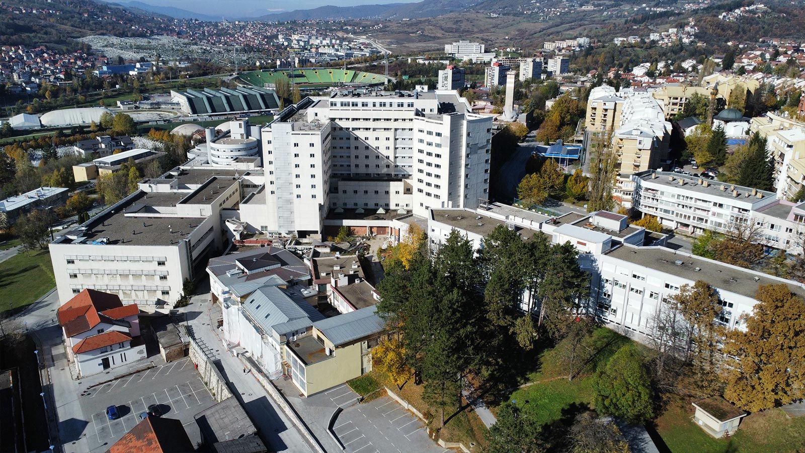Stevanović kaže da KCUS na računu ima 70 miliona KM, a pacijenti spavaju u prljavoj posteljini...