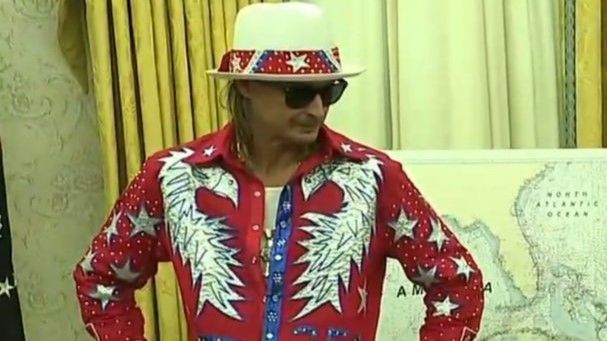 Muzičar, poznat po hitu All Summer Long, posjetio je Bijelu kuću u ponedjeljak dok je predsjednik Trump potpisivao izvršne uredbe