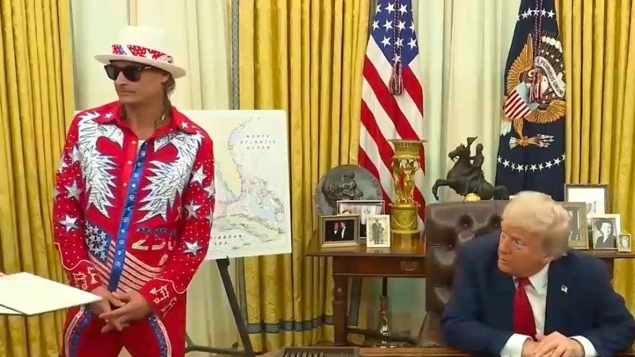 Muzičar, poznat po hitu All Summer Long, posjetio je Bijelu kuću u ponedjeljak dok je predsjednik Trump potpisivao izvršne uredbe