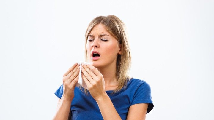 U drugim kulturama postoji vjerovanje da kihanje može "osloboditi zle duhove", što je potaklo blagoslove i molitve za zdravlje kao zaštitnu mjeru