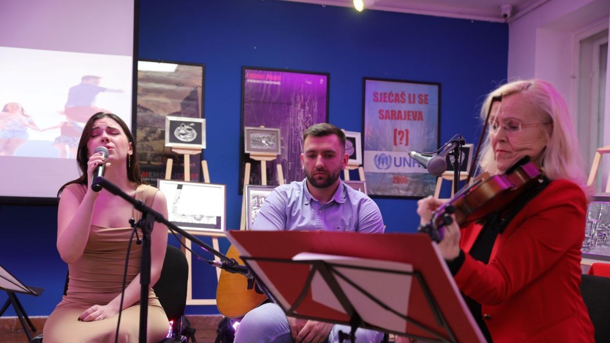 Književno-poetsko veče 'U srcu moga grada': Tekstovi pogodili prisutne podsjećajući ih na teške dane