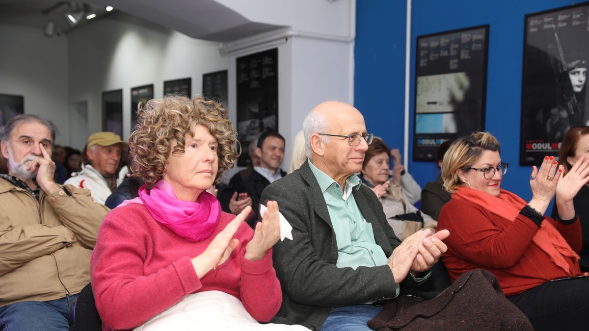 Posjetioci su, u okviru Književno-poetske večeri imali priliku pogledati i izložbu umjetničkih radova Šefike Krilić izrađenih tehnikom alufolije, a koji simboliziraju grad Sarajevo