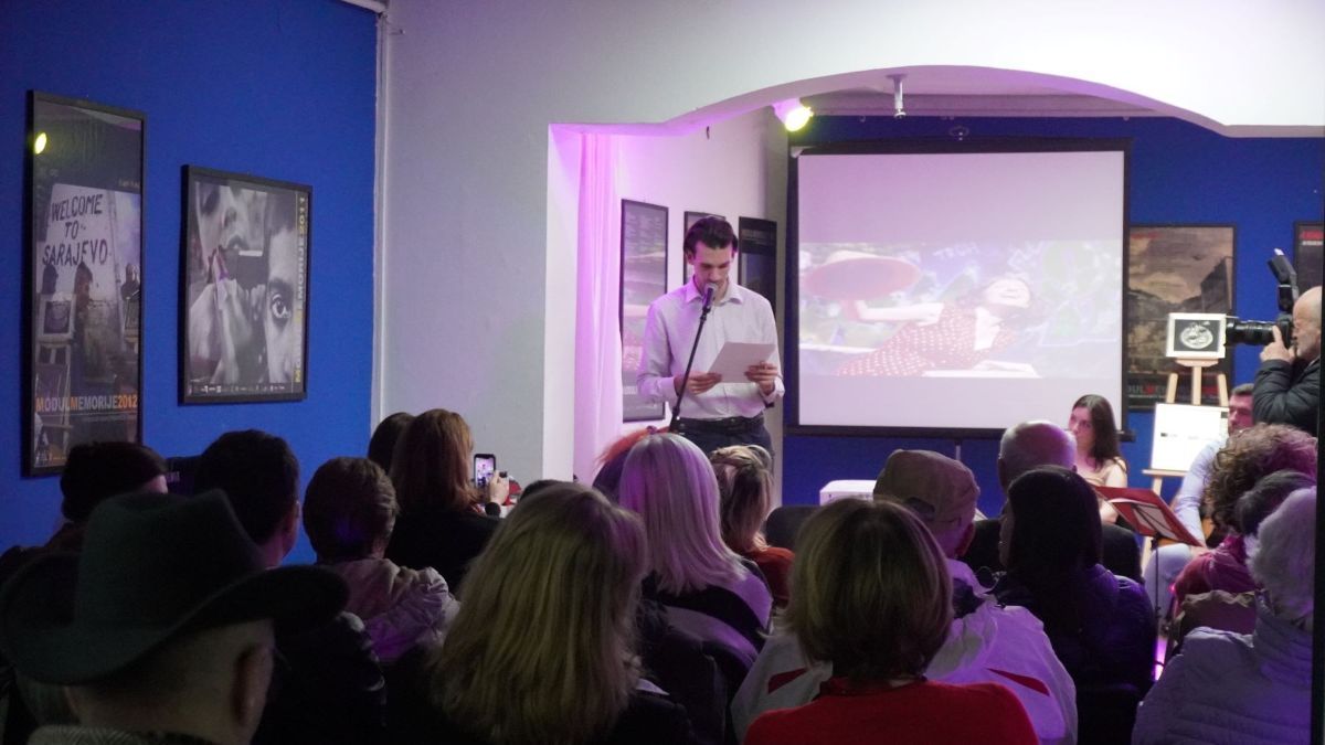 Posjetioci su, u okviru Književno-poetske večeri imali priliku pogledati i izložbu umjetničkih radova Šefike Krilić izrađenih tehnikom alufolije, a koji simboliziraju grad Sarajevo