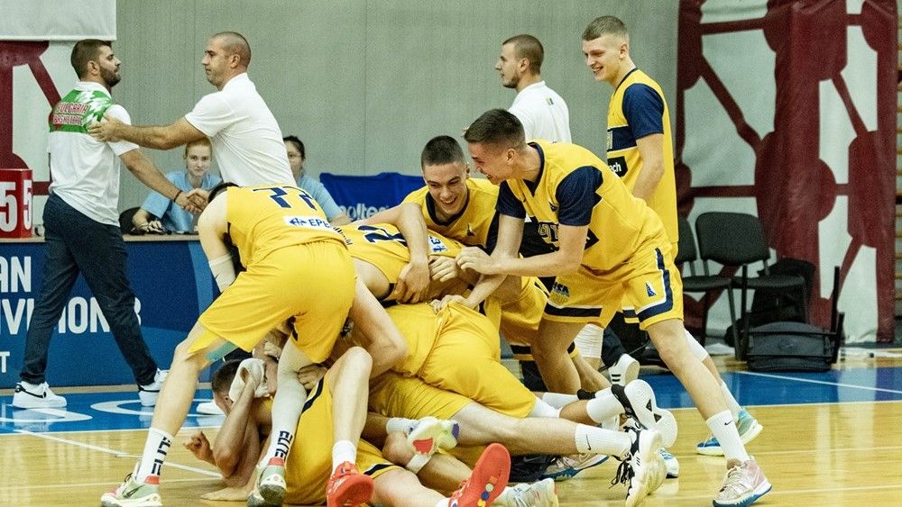 Bio je igrač koji se bio odlučio za Indiana Hoosiers u 2025. godini, ali je odlučio ponovo otvoriti svoje opcije kada je Mike Woodson napustio Indijanu