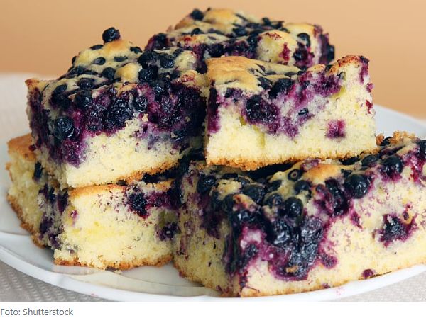 Nakon jakih kolača zalivenih agdom, koje su mnogi jeli tokom praznika, mogli biste isprobati za lagani kolač s borovnicama