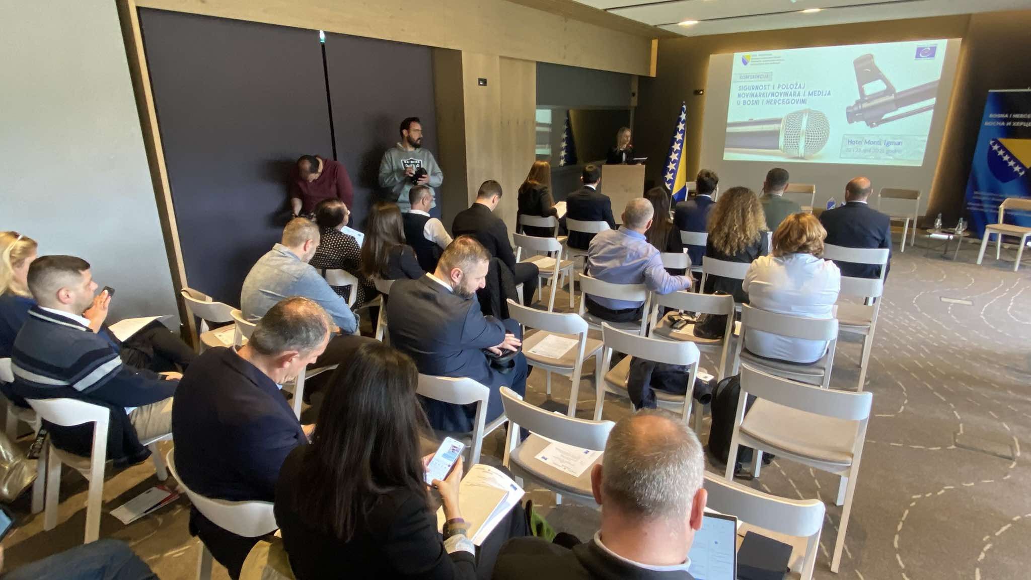 Konferencija će trajati dva dana, a bit će održana IV panela o temama: 'Pritisci i napadi', 'Zakoni i sigurnost', 'Etika ili klikovi', 'Mediji u BiH i međunarodna podrška'