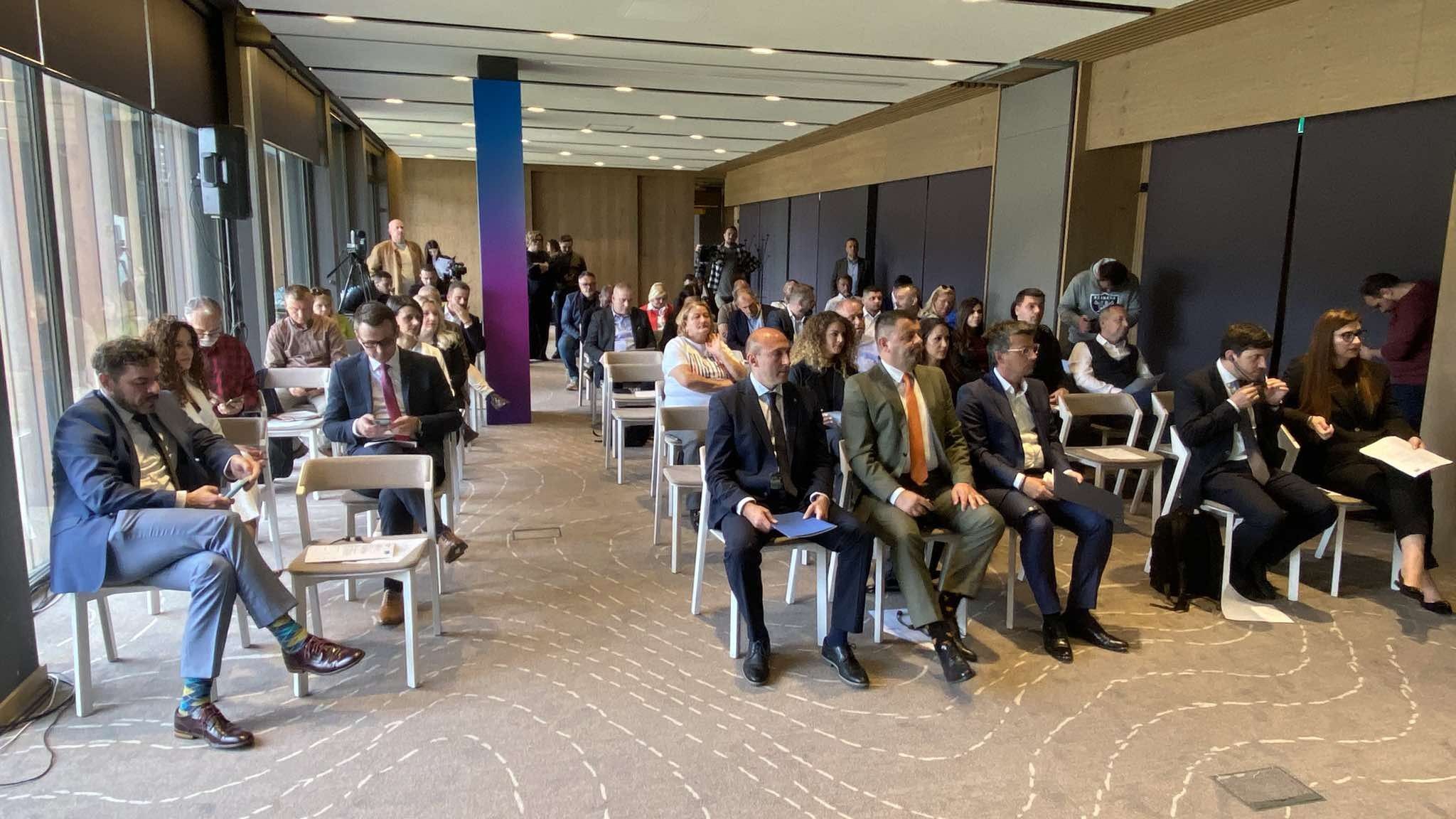 Konferencija će trajati dva dana, a bit će održana IV panela o temama: 'Pritisci i napadi', 'Zakoni i sigurnost', 'Etika ili klikovi', 'Mediji u BiH i međunarodna podrška'