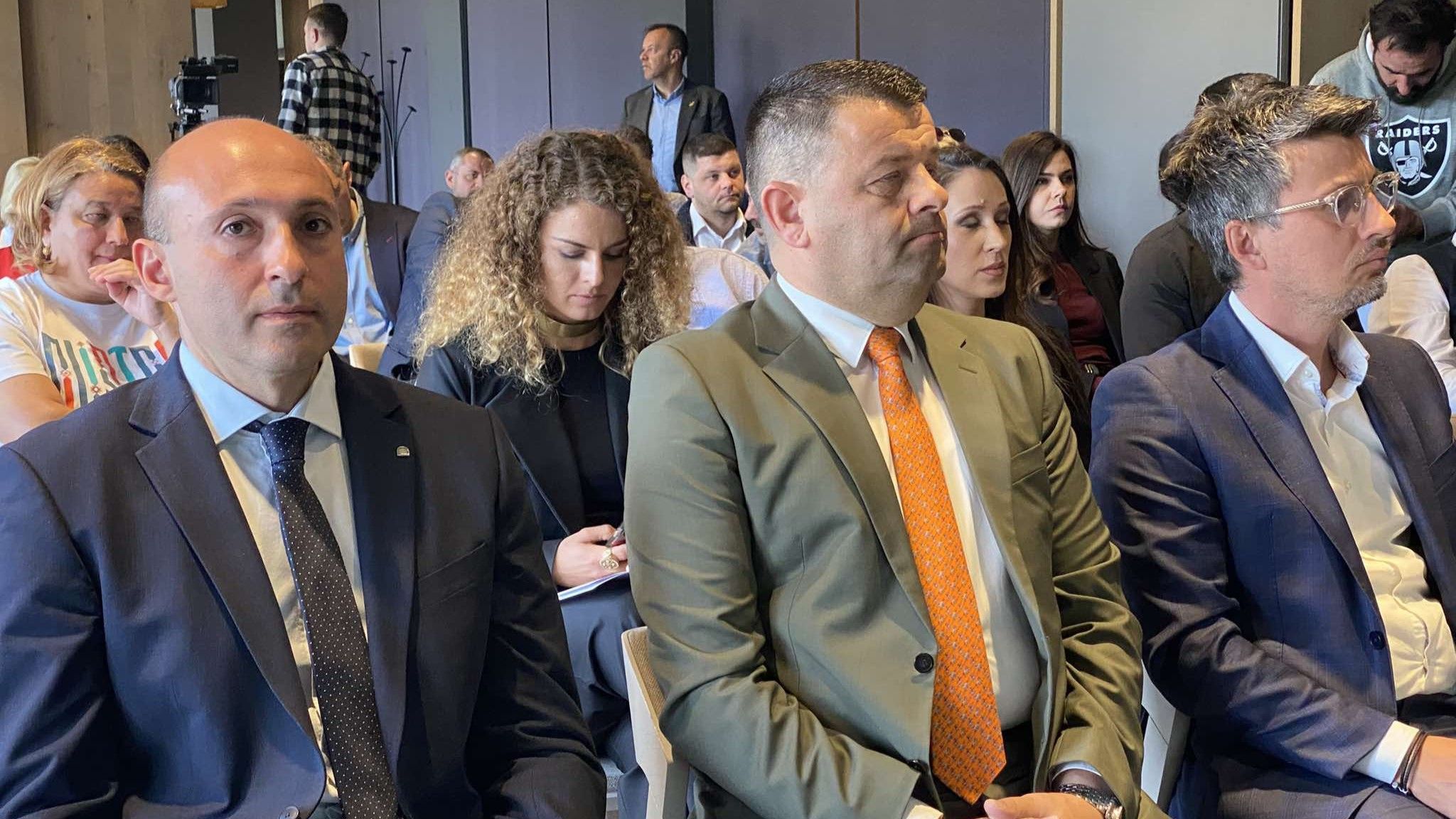 Konferencija će trajati dva dana, a bit će održana IV panela o temama: 'Pritisci i napadi', 'Zakoni i sigurnost', 'Etika ili klikovi', 'Mediji u BiH i međunarodna podrška'