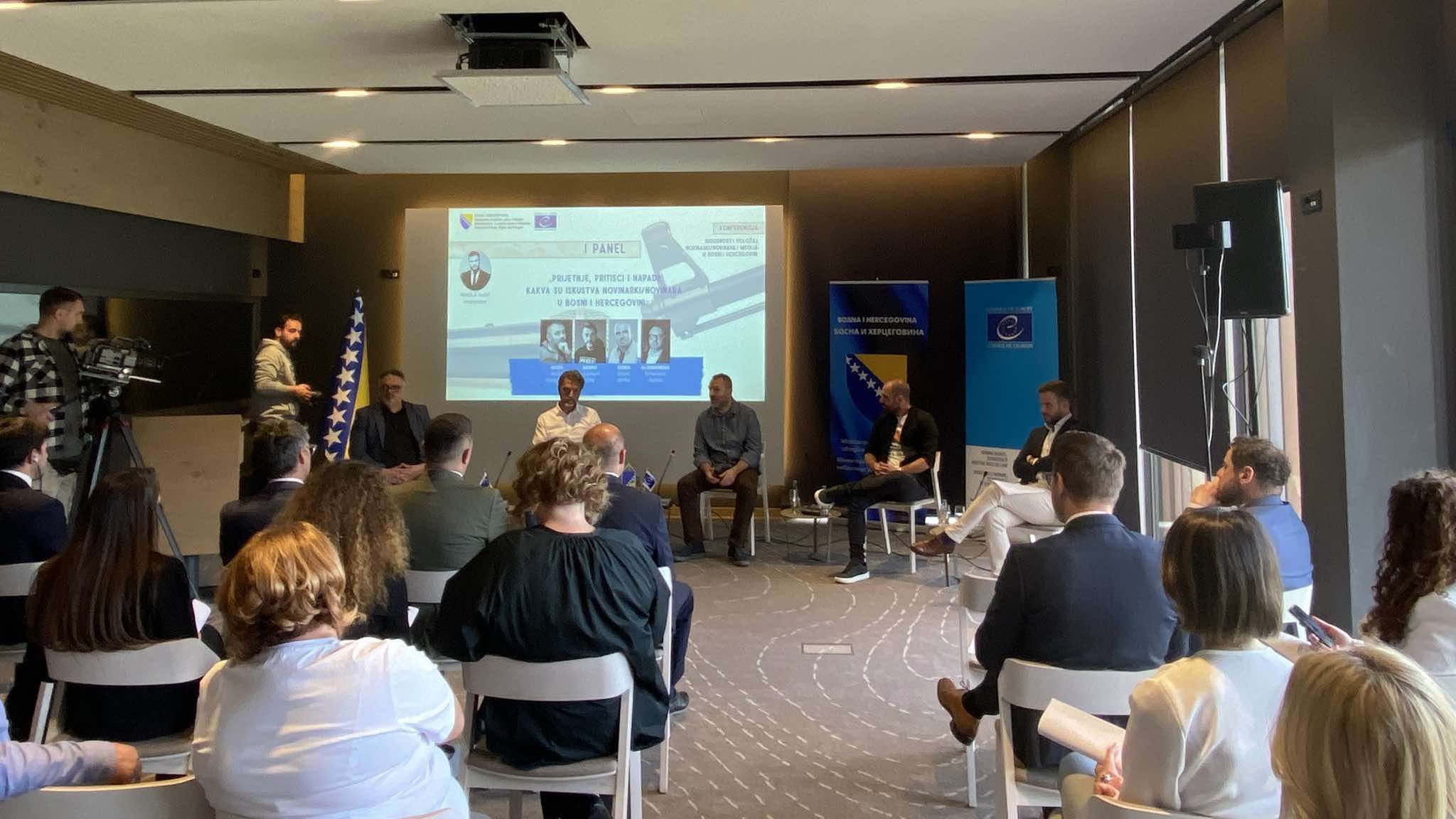 Konferencija će trajati dva dana, a bit će održana IV panela o temama: 'Pritisci i napadi', 'Zakoni i sigurnost', 'Etika ili klikovi', 'Mediji u BiH i međunarodna podrška'