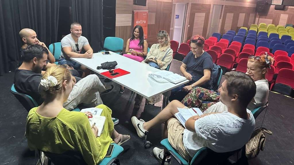 U predstavi igraju: Mirna Jogunčić, Armin Omerović, Elma Fetić, Adis Omerović, Riad Avdić i Dušan Arnaut