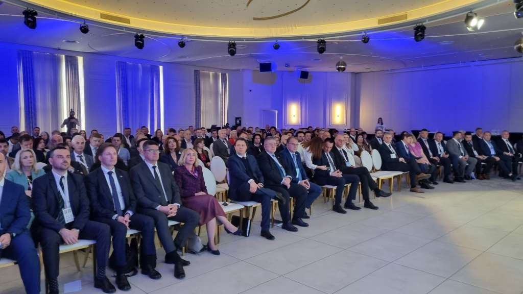 Lugavić je istakao značaj konferencije za lokalnu zajednicu, posebno u kontekstu postojanja termoelektrane i potrebe za dekarbonizacijom i pravednom tranzicijom