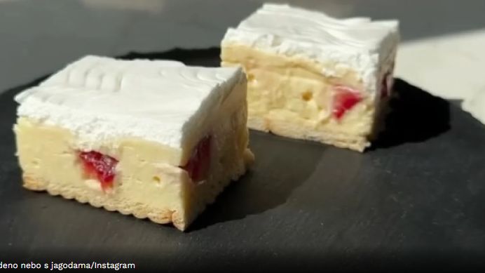 Priprema ove slastice je brza i laka, a receptu u nastavku dodali smo komadiće jagoda za svježinu