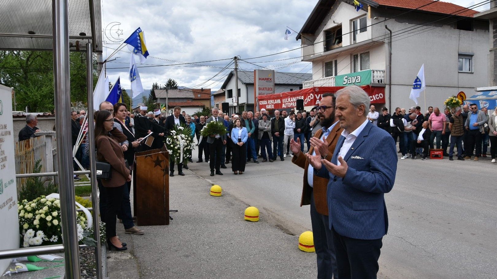 Program obilježavanja počeo je učenjem Jasina i dove u Ahmed-aginoj džamiji, nakon čega je nastavljen kod spomen-obilježja „Cisterna“ 
