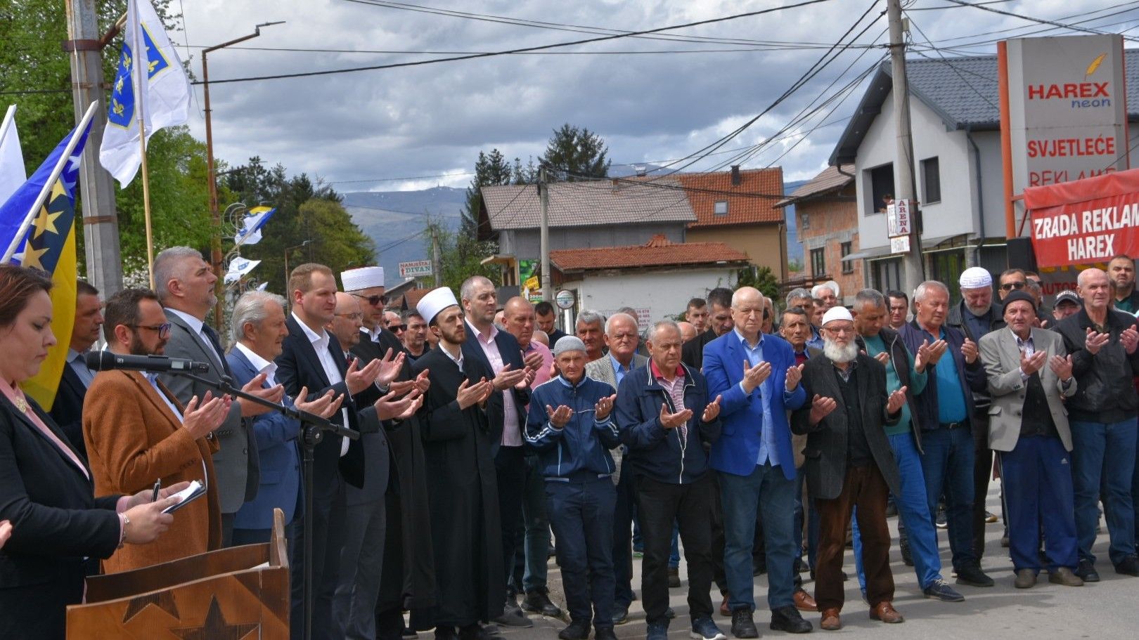 Program obilježavanja počeo je učenjem Jasina i dove u Ahmed-aginoj džamiji, nakon čega je nastavljen kod spomen-obilježja „Cisterna“ 