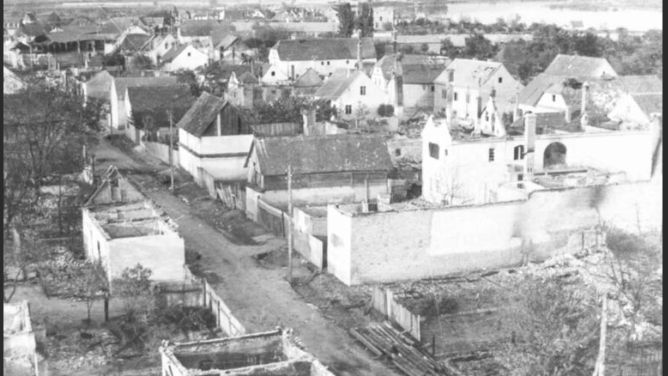 Dijelovi 45. divizije Jugoslovenske armije oslobodili ustaški koncentracioni logor "Jasenovac", u kojem je likvidirano oko 700.000 Srba, Jevreja i Roma.