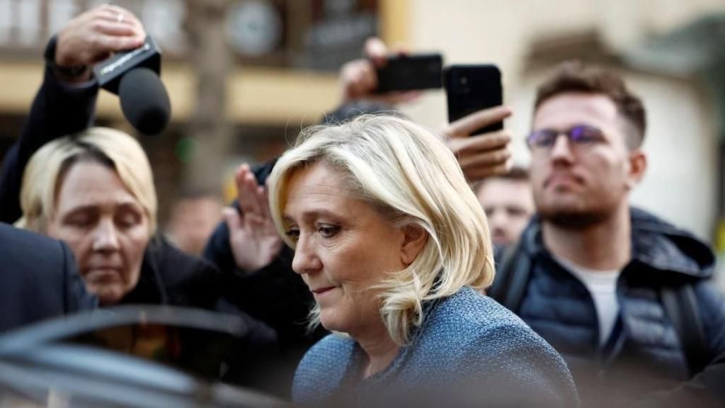 Le Pen je optužila sudiju za „namjerno“ omogućavanje trenutne primjene zabrane, čime je njena žalba postala beskorisna u sprječavanju isključenja iz predsjedničke utrke.