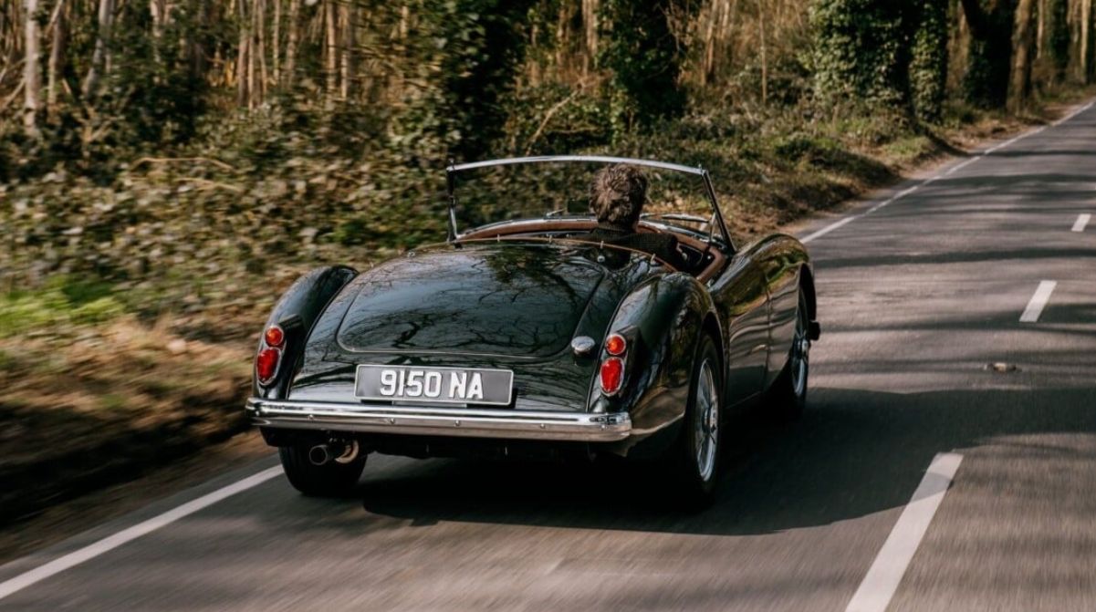 function r(){if(it(n),n.value===Hm){let o=null;throw new D(-950,o)}return n.value}