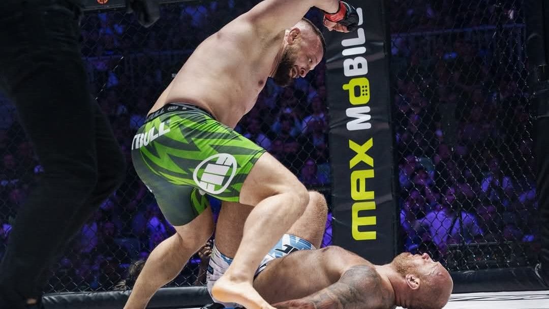 Iako je Kita u početku uspio oboriti Fabjana i zauzeti gornju poziciju, Fabjan se brzo oslobodio i prešao u napad