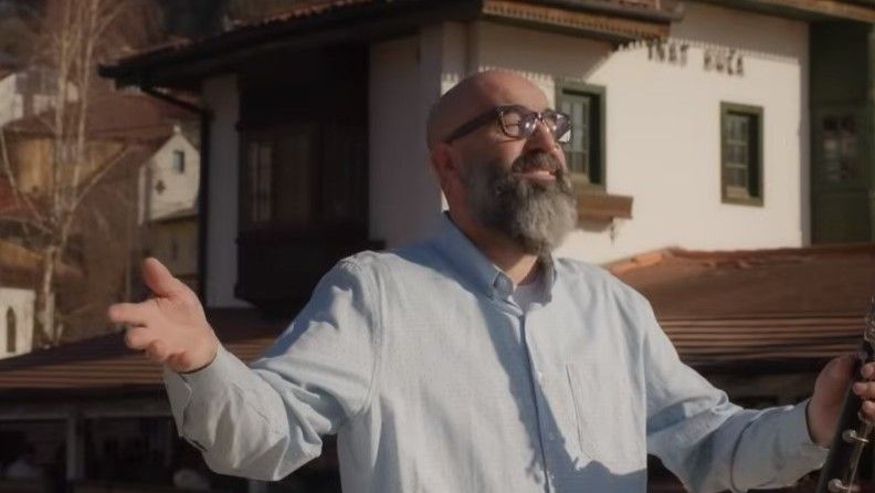 Riječ je o tužnoj, a opet nježnoj ljubavnoj priči smještenoj u staro Sarajevo