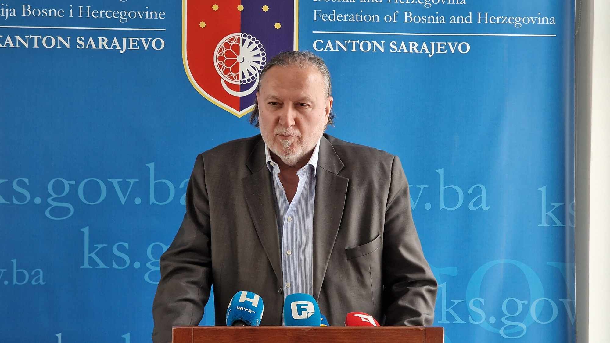 Za njegovo imenovanje glasalo je 18 zastupnika, je bilo protiv četiri, dok su suzdržana bila dva