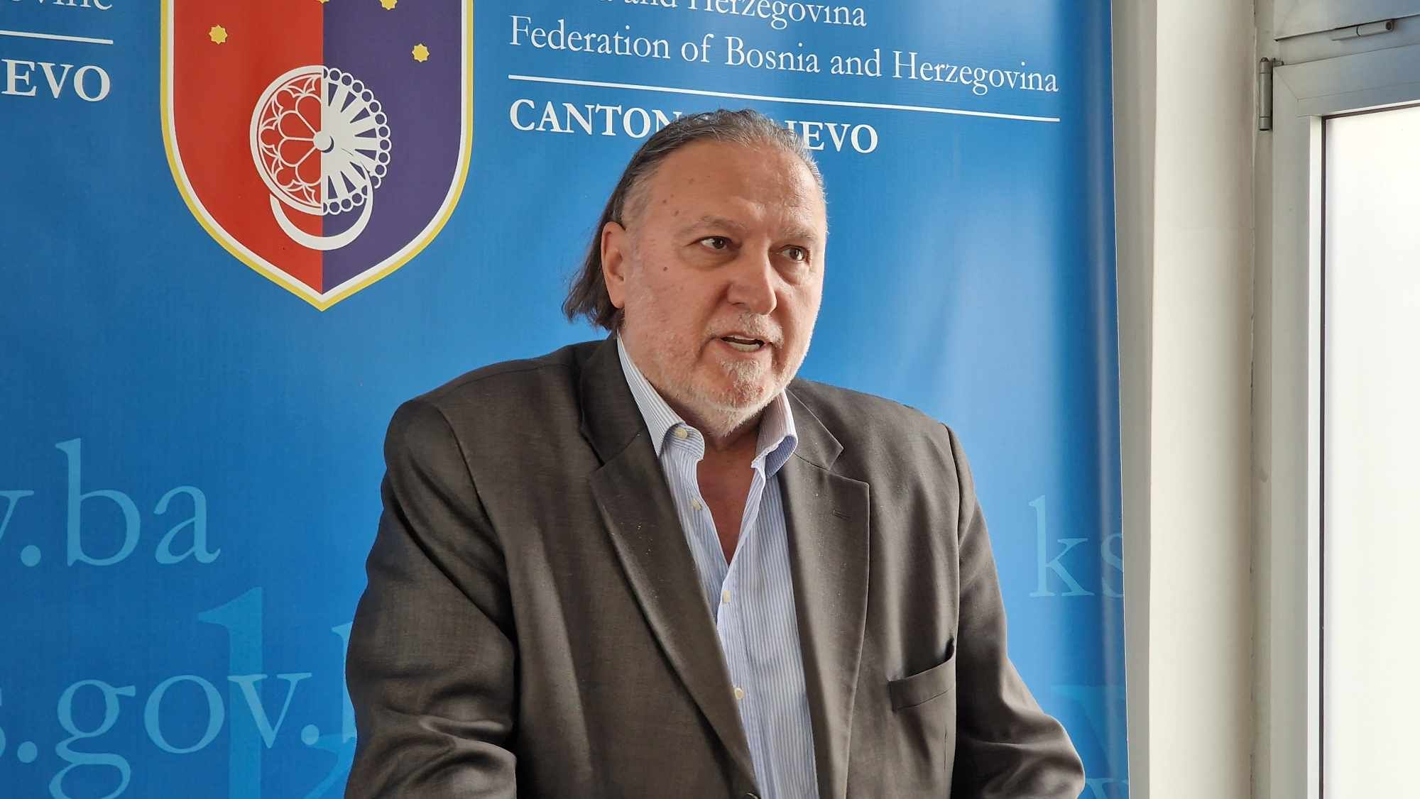 Za njegovo imenovanje glasalo je 18 zastupnika, je bilo protiv četiri, dok su suzdržana bila dva