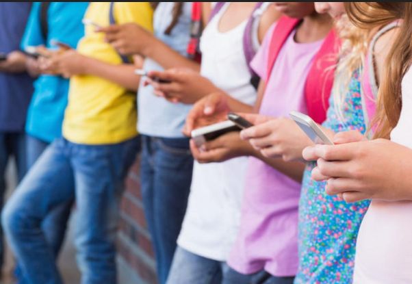 Direktori podržali zabranu mobitela u školama, mijenja se i pravilnik o izostancima u Hrvatskoj