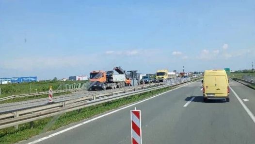 Na mjesto nesreće upućena je i ekipa Hitne pomoći koja je nažalost samo mogla da konstatuje smrt, a policija trenutno obavlja uviđaj.
