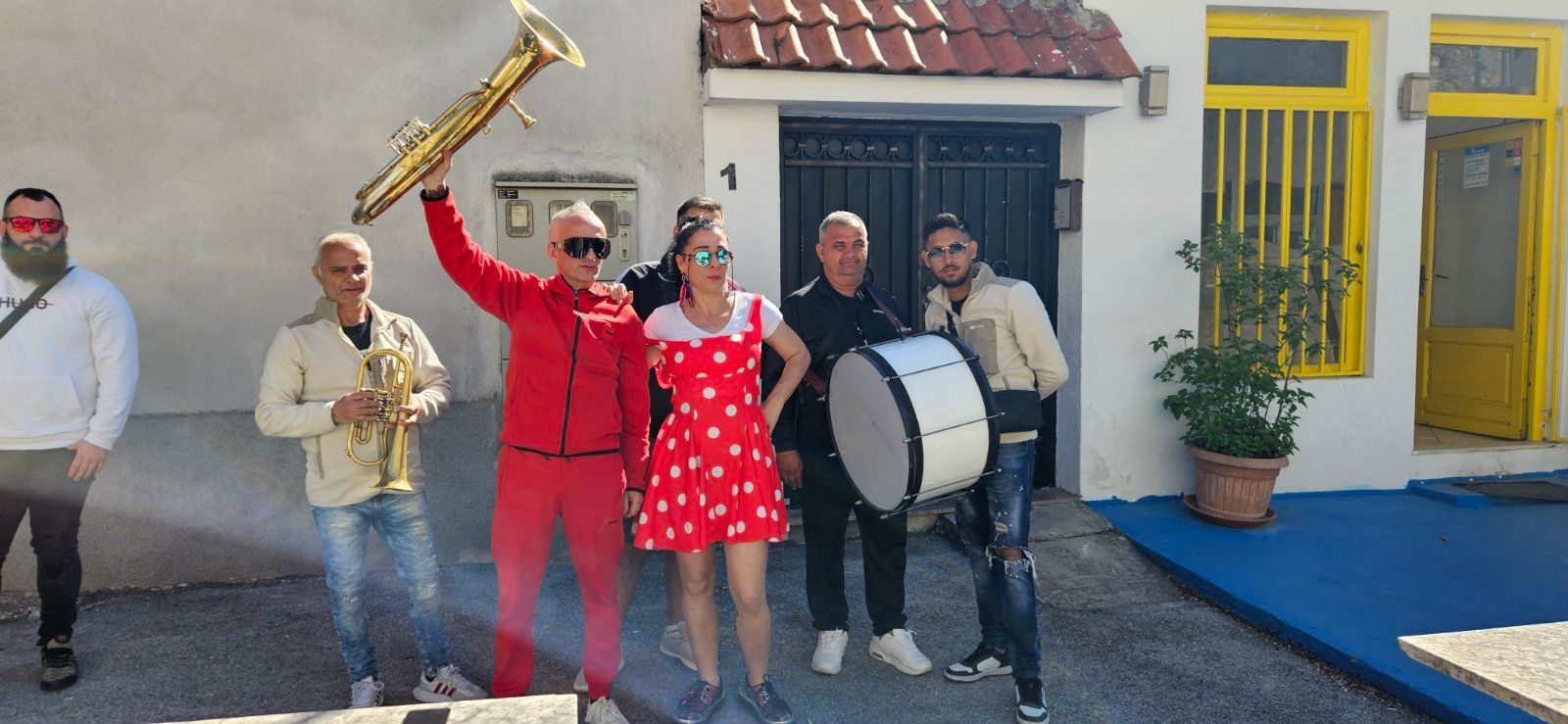 Zatečeni prolaznici zastajkivali su da provjere o čemu je riječ, a veselje se nakon sudnice nastavilo