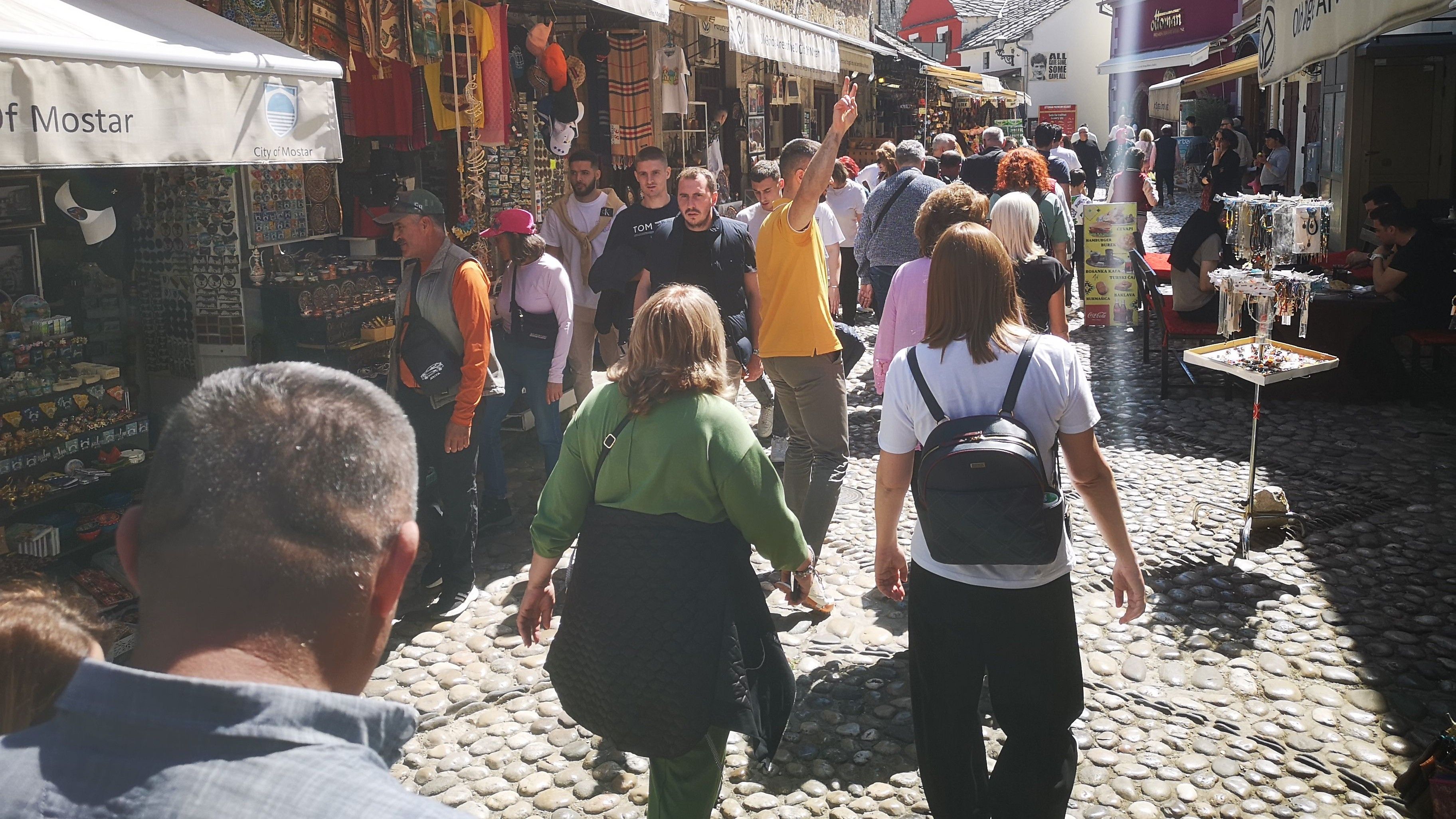 Turisti okupirali staru jezgru Mostara, ulični pjevač privukao pažnju brojnih posjetilaca