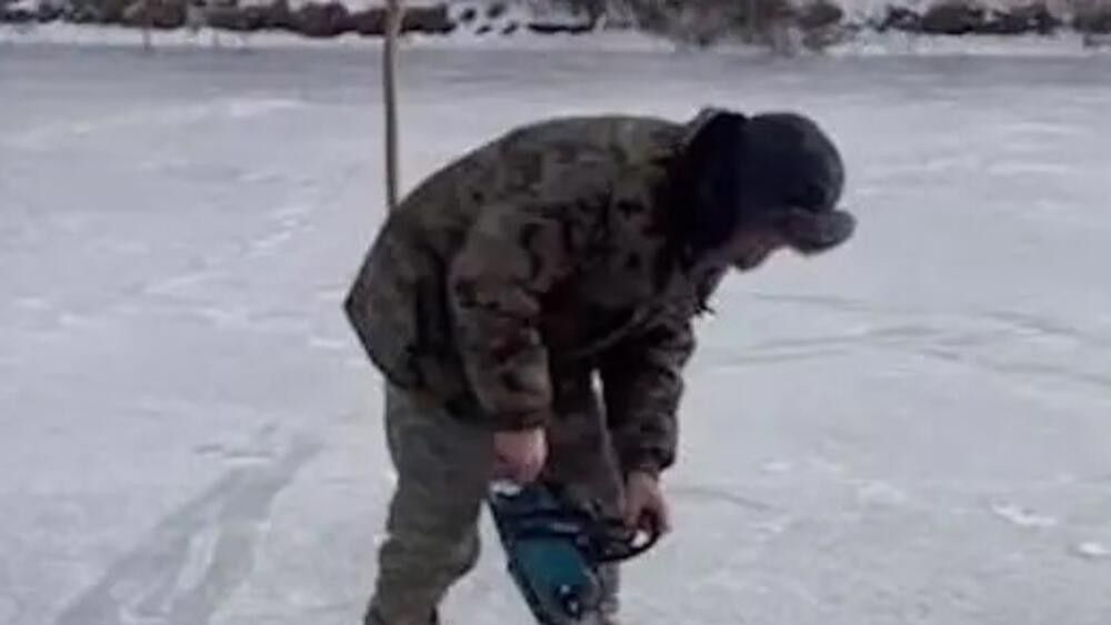 Kako drugačije objasniti to što je uzeo motornu testeru, isjekao veliku rupu u ledu nasred rijeke a onda stavio motor za čamac u nju i napravio vrtešku