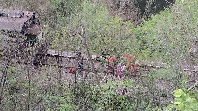 Teren u ovom dijelu puta je dosta nepristupačan pa su morali da reaguju i vatrogasci, a Hitna pomoć je intervrnisala sa dva saniteta