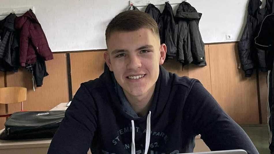 Na Kantonalnom takmičenju iz matematike osvojio je prvo mjesto, a isti uspjeh ponovio je i na Kantonalnom takmičenju iz informatike 