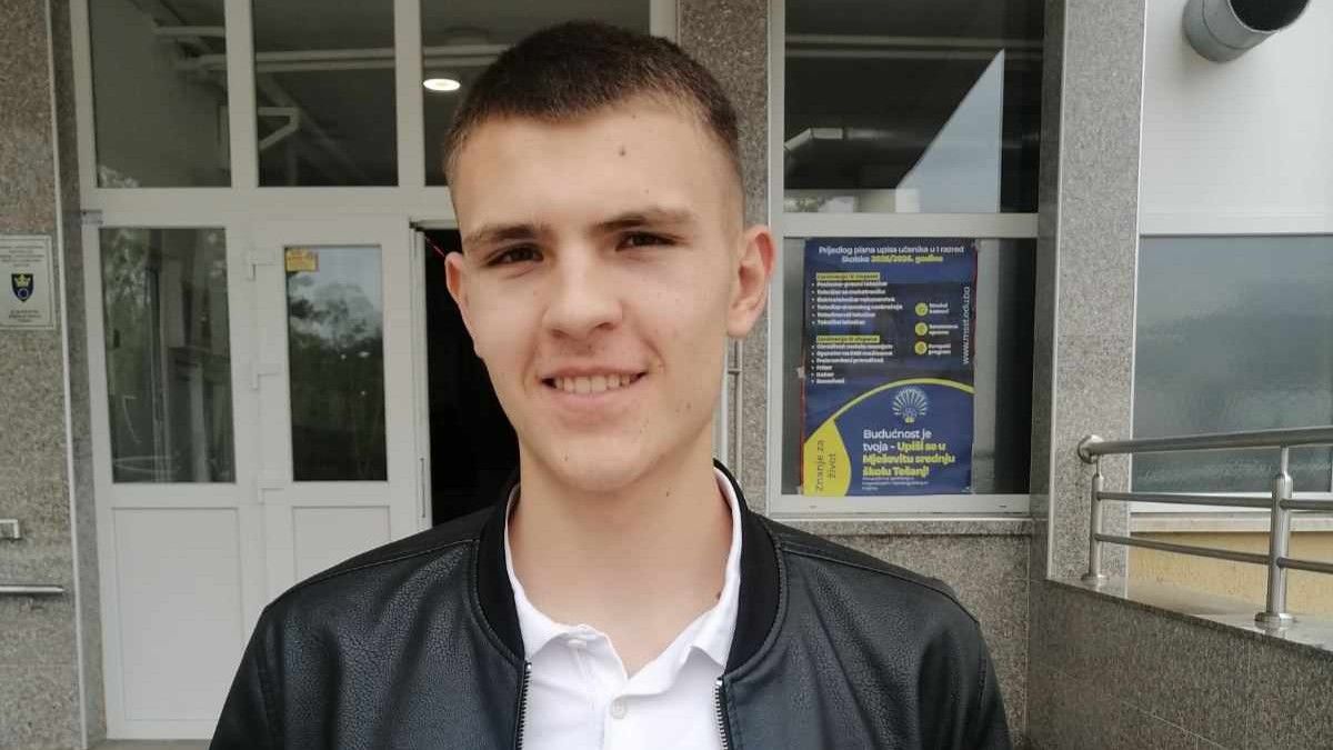 Na Kantonalnom takmičenju iz matematike osvojio je prvo mjesto, a isti uspjeh ponovio je i na Kantonalnom takmičenju iz informatike 