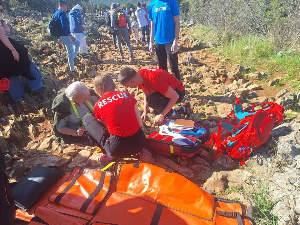  Nakon pružene medicinske pomoći i previjanja, žena je uz pomoć spasilaca uspjela nastaviti silazak do podnožja.
