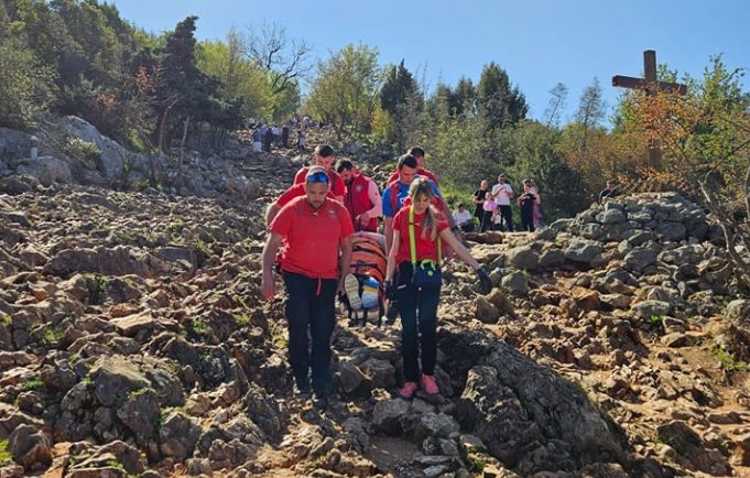  Nakon pružene medicinske pomoći i previjanja, žena je uz pomoć spasilaca uspjela nastaviti silazak do podnožja.