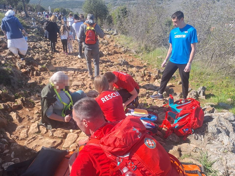  Nakon pružene medicinske pomoći i previjanja, žena je uz pomoć spasilaca uspjela nastaviti silazak do podnožja.