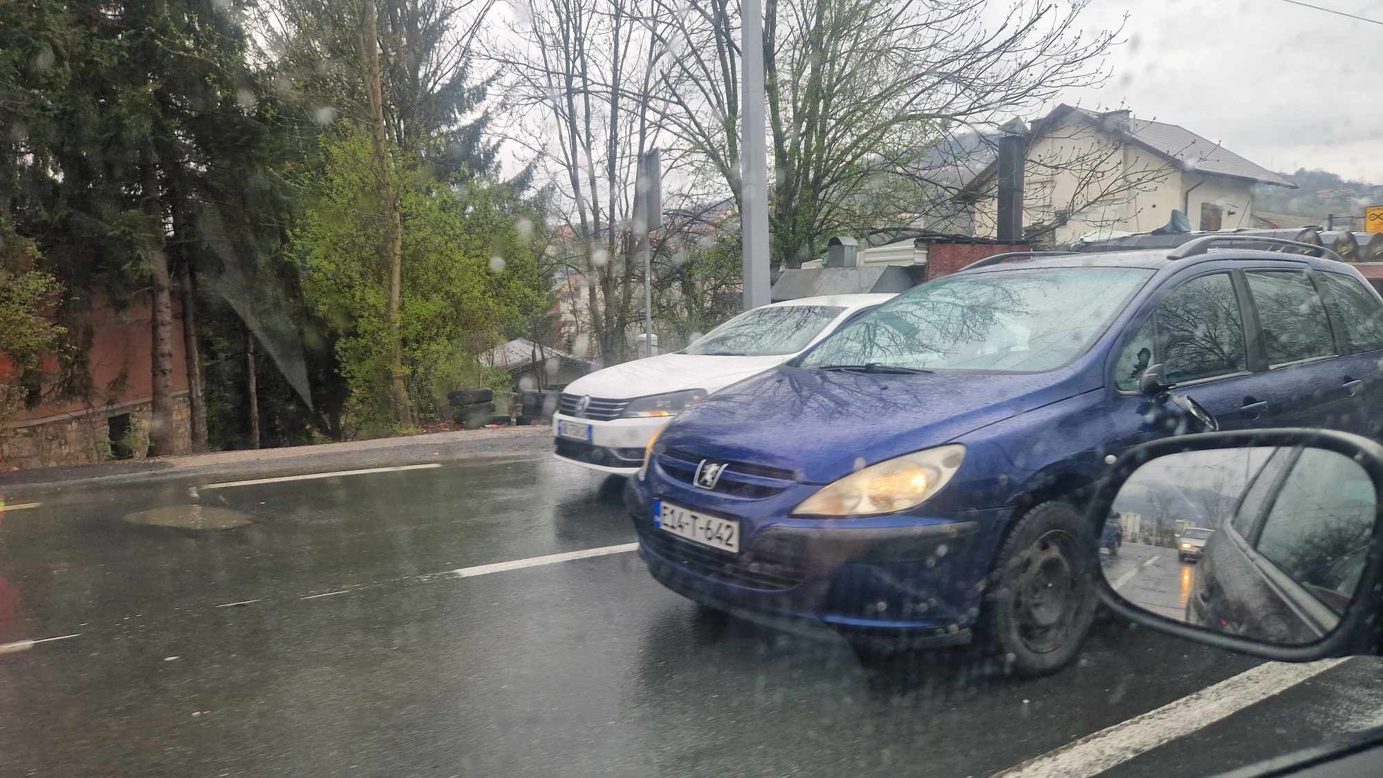 Podsjećamo, iz BIHAMK-a su pozvali vozače na oprez zbog mokrog i vlažnog kolovoza, a upozorili su i na povećanu opasnost od odrona i klizišta. 