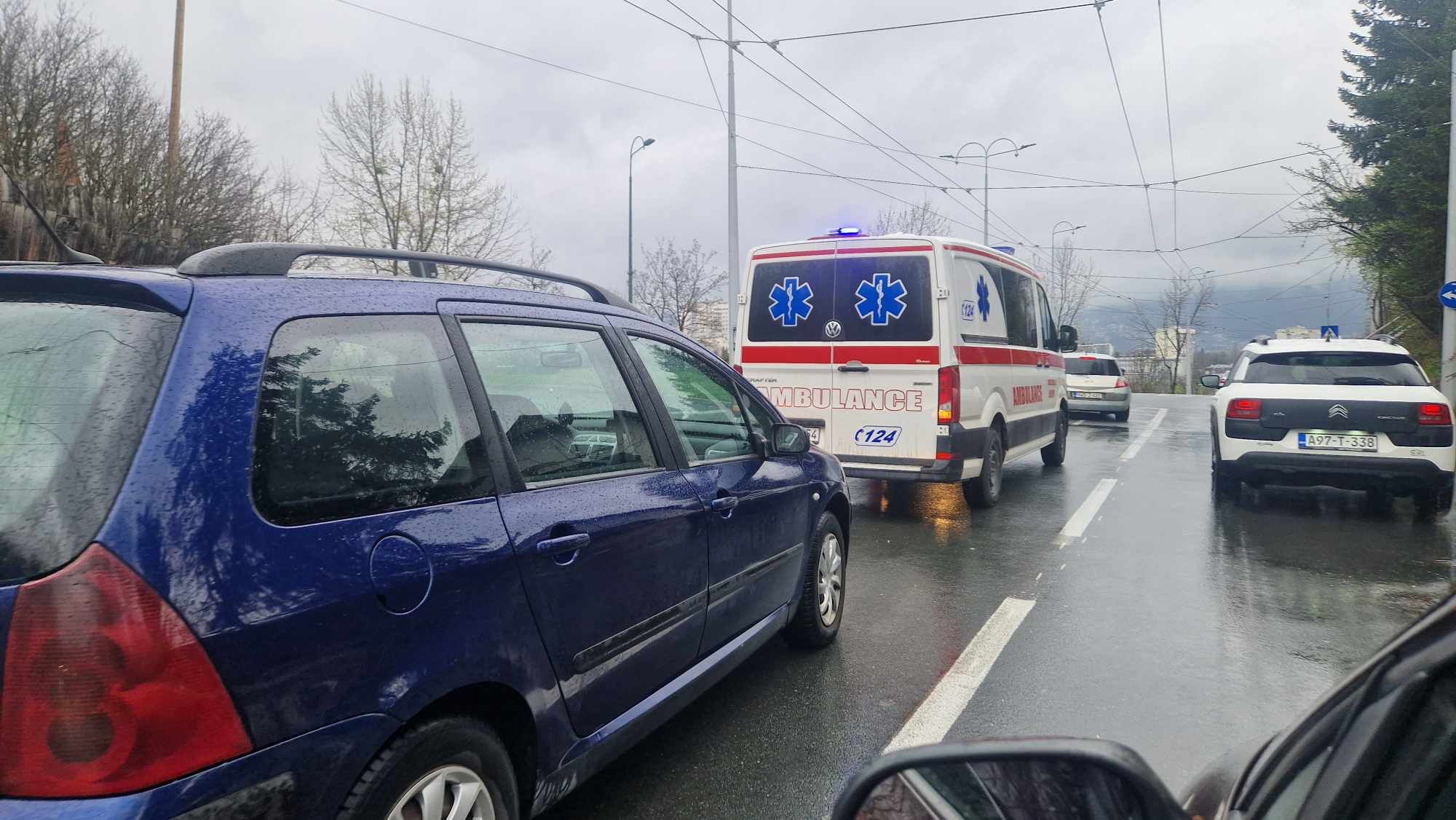 Podsjećamo, iz BIHAMK-a su pozvali vozače na oprez zbog mokrog i vlažnog kolovoza, a upozorili su i na povećanu opasnost od odrona i klizišta. 