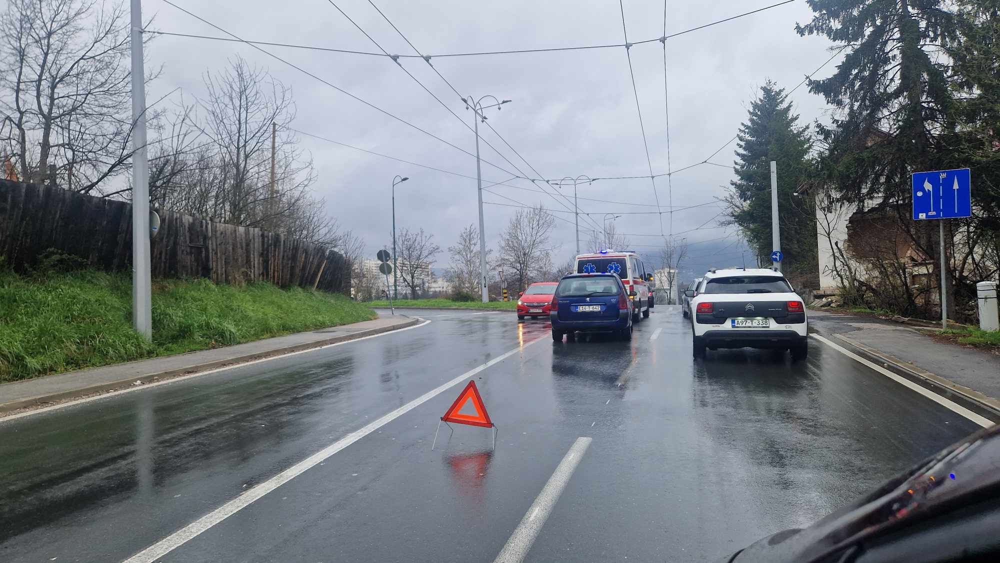 Podsjećamo, iz BIHAMK-a su pozvali vozače na oprez zbog mokrog i vlažnog kolovoza, a upozorili su i na povećanu opasnost od odrona i klizišta. 