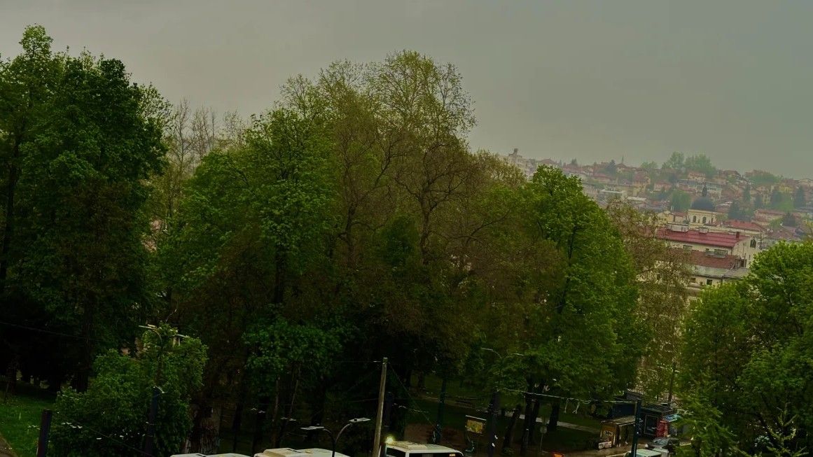 Bosanski lovci na oluje (Bosnian Storm Chasers) napisali su da su u poslijepodnevnim satima Tuzlu i ostatak Sjeveroistoka Bosne obuhvatili jaki grmljavinski pljuskovi