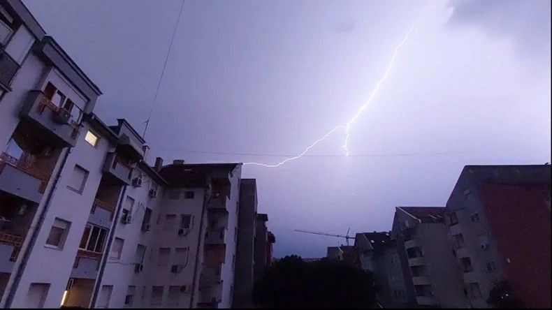 Danas i sutra nestabilno i sparno sa pojavom kiše i plјuskova sa grmlјavinom, koji će biti češći poslije podne i uveče