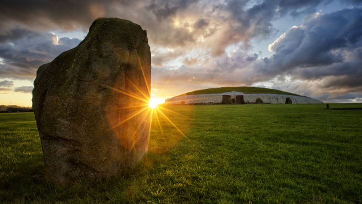 Impozantni kompleks Newgrangea ostao je skriven od modernih ljudi sve do 1699. godine kada ga je slučajno otkrio lokalni zemljoposjednik