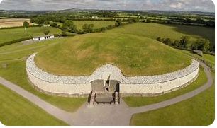 Impozantni kompleks Newgrangea ostao je skriven od modernih ljudi sve do 1699. godine kada ga je slučajno otkrio lokalni zemljoposjednik