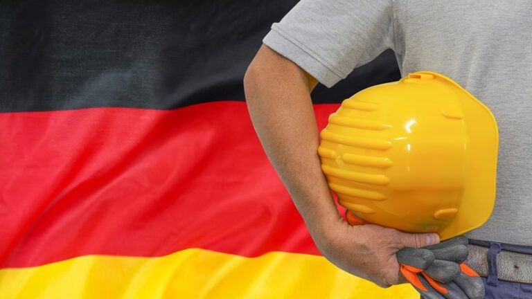 U privatnom sektoru, ugovor o radu ili kolektivni ugovor je prvi i najvažniji faktor                                          